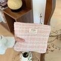 Détail de la trousse de toilette en tweed rose avec texture tissée et étiquette - Rose