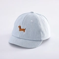 Detail van lichtblauwe denim baby baseballpet met bruine teckel borduursel erop - 48-50cm / Lichtblauw