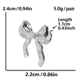 Detailansicht der silbernen Schleifenohrringe mit Maßen von 2,4cm Höhe und 2,2cm Breite - Silber