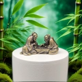 Miniatur-Messing-Skulptur von zwei Ältesten beim Schachspiel in Zen-Waldumgebung - Schachspielende Senioren