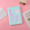 Macro-opname van een mintgroen pluche notitieboek met roze glitter LOVE-tekst erop - Muntgroen LOVE / 15*21cm