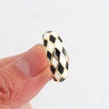 Detailansicht eines vergoldeten Rings mit schwarz-weißem Emaille-Schachbrettmuster - Einstellbar Offen / Schwarz-weiß kariert
