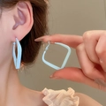 Dettaglio di orecchini geometrici quadrati verde menta su una modella donna - Smalto Quadrato Geometrico Traforato Blu Chiaro (24#) / Blu-Piccolo