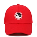 Ricamo dettagliato del simbolo Tai Chi e testo Swimming su cappellino in cotone rosso - Regolabile / Rosso