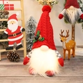 Leuchtender Weihnachtszwerg mit roter Strickmütze und warmem Licht in festlicher Szene - Mit Licht / Rot