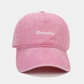 Vista detallada de gorra de béisbol de mezclilla rosa con bordado Everyday blanco - Ajustable / Rosa
