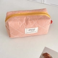 Dettaglio della borsa cosmetica trapuntata a quadretti arancioni con cerniera gialla vivace - Arancione