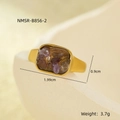 Dettaglio anello in acciaio inossidabile dorato con intarsio in pietra viola naturale - Stile pietra viola (NMSR-B856-2) / Oro con pietra viola