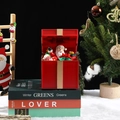 Gros plan d'une boîte à musique de Noël rouge avec Père Noël et décor hivernal à l'intérieur - Boîte à musique Père Noël rouge