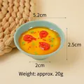 Llavero de comida en miniatura huevo al vapor con gambas en bol verde y detalles realistas - Huevo al vapor con camarones