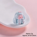 Vue macro détaillée d'une figurine 3D en résine de cochon en lapin sur un support vague - Bleu
