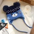 Cappello in maglia blu per neonati con paraorecchie, pompon e orsetto carino - Orso Blu Scuro