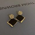 Elegante gewebte Goldstecker mit schwarz-goldenen geometrischen Quadrat-Anhängern - Schwarz Gold Geometrischer Quadratischer Stil