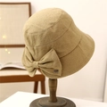 Khaki Fischerhut mit großer Schleife und Logo-Detail auf einem hölzernen Hutständer - M (56-58cm) / Khaki