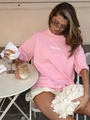 Rosa Baumwoll-T-Shirt mit Assertive-Aufdruck in lockerer Passform im Outdoor-Café - S / Rosa