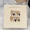Künstlerische Mandel-Nägel mit goldenen Blumen, schwarzen French-Tips und Goldfolie - XS / Tinte Obsidian Stern Stil (2757)