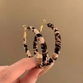Nahaufnahme von Bohemian-Creolen mit Leopardenmuster Leder und goldenem Metallboden - 7# 925 Sterling Silber Ohrstecker - Kaffee - Rund (Leopard-Lederwickel)