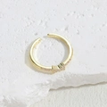 Anello aperto a fiocco dorato minimalista con zirconi su pietra bianca testurizzata - Stile Zirconia Fiocco - Oro