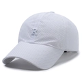 Casquette de baseball blanche en maille avec lettre R brodée en 3D haut de gamme - Réglable / Blanc