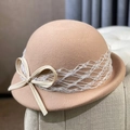 Eleganter Melone-Hut aus kamelfarbener Wolle mit weißem Spitzenband und Strohschleife - Camel