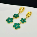 Dettaglio di orecchini in acciaio al titanio dorato con pendenti a quadrifoglio in malachite - Verde