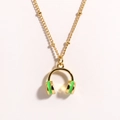 Dettaglio collana dorata con ciondolo a forma di cuffie verde neon su sfondo bianco - Cuffie Verdi
