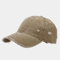 Dettaglio del cappellino da baseball kaki consumato con texture vintage lavata - Cachi
