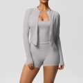 Details des 3-teiligen Yoga-Sets für Damen mit Jacke, Tanktop und High-Waist-Sportshorts - Frostgrau