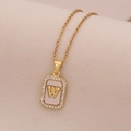 Détail d'un pendentif en or 18K avec incrustation de nacre blanche et lettre W dorée - Lettre W