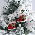 Adornos de calcetines navideños rojos con motivo de muérdago colgando en el árbol - Botas pequeñas / 2 Piezas/Juego