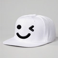 Weiße Snapback-Kappe mit flachem Schirm und schwarzem Stick-Smiley für Freizeitlooks - 56-58cm/Einstellbar / Weiß