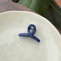 Macro d'une pince à cheveux en résine bleu foncé avec des détails de ressort dorés - Boucle Papillon 5,5cm / Bleu Royal