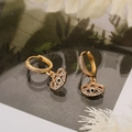 Boucles d'oreilles œil maléfique en cuivre plaqué or avec micro-pavage de zircons blancs - Style Mauvais Œil Doré (44153)