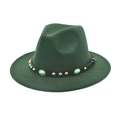 Détail du chapeau en laine verte avec bandeau en cuir, clous et pierres turquoise - Vert Foncé