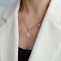 Collana in titanio dorato 18K con ciondolo a disco ondulato, stella e lettera M - Oro rosa