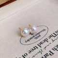 Dettaglio di orecchini di perle rosa di lusso con perni dorati su sfondo di tessuto - Orecchino a bottone con ago in argento (4#) / 10mm / Bianco