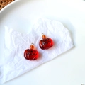Ciondoli a zucca di Halloween in resina rossa traslucida su uno sfondo bianco - Zucca Rosso Scuro