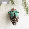 Piña de pino natural con lazo verde de copos y bayas navideñas, tamaño de 12cm - Adorno de Piña de 12cm Con Lazo Verde / Paquete Individual
