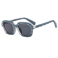 Gafas de sol retro cuadradas con montura azul translúcida ondulada y cristales grises - Montura gris transparente lentes gris negro