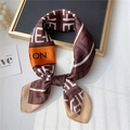 Dettaglio ravvicinato di un foulard di raso con strisce arancioni e motivi di lettere - 70x70cm / Caffè (FJ477-2)
