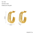 Schicke 18k vergoldete Edelstahl Ohrringe in C-Form mit drei Schichten, 26x16mm - Dreilagige C-Form Ohrstecker Mit Kreuzmuster (ZE1465G)