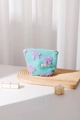 Dettaglio della borsa trucco in peluche verde menta con fiocchi viola e etichetta logo - Verde Menta Piccolo