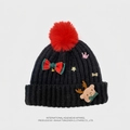 Schwarze Strickmütze für Weihnachten mit rotem Bommel und Plüsch-Rentier-Dekor - M (54-60cm) / Schwarz Rentier
