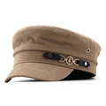 Casquette gavroche kaki avec lanière en cuir et breloque K dorée sur fond blanc - 56-59CM Réglable / Kaki