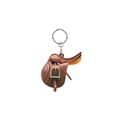 Détail du porte-clés selle en cuir marron avec étriers et surpiqûres précises - Selle de Simulation Marron de Style Anglais (7)