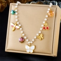 Collier de perles chic avec pendentifs papillon et cerise dorés sur support à bijoux - Collier de Perles à Pendentifs Multi-Éléments Insecte Papillon Libellule Cerise (N3387)