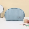 Light blue shell-shaped PU leather toiletry bag with striped embossing and golden zipper - 22.5x14x8cm / Blue