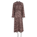 Dettaglio dell'abito lungo leopardato con collo alto e design con vita aderente - S / Leopardo Rosso Vino