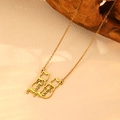 Collier personnalisé en or 18k avec deux chats entrelacés et les prénoms Quinn et August - Collier en Forme de Chat