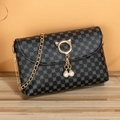Minibolso de PU negro con patrones grises, cadena dorada y detalle de hebilla de perla - Negro Estampado